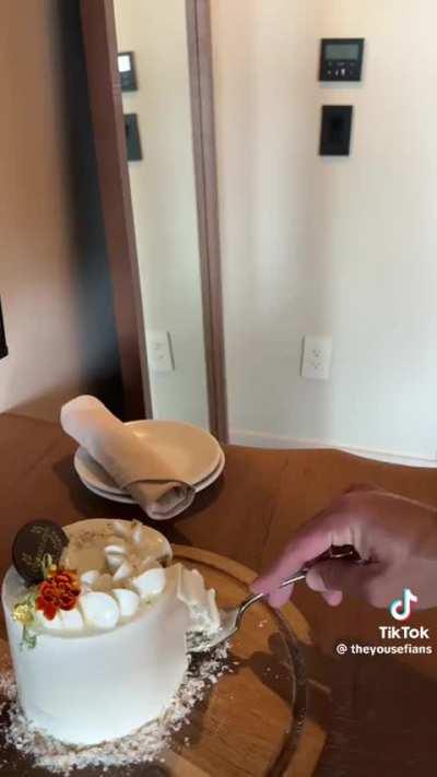 Ted’s wedding was cancelled, so bestie Sam joins the honeymoon trip