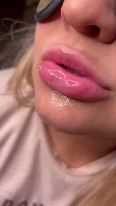 I love when yummy cum makes my lips look like a glazed donut 🍩
