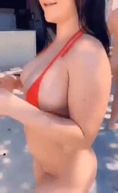 Buttplug at the beach in a bitch