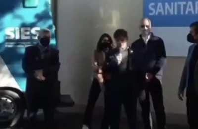 -No puedo dejar pasar que usted gobernador, sacándose una foto dijo 