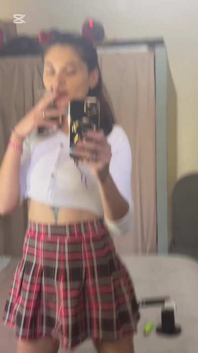 ¿Te gusta mi outfit o quieres quitármelo, papi?