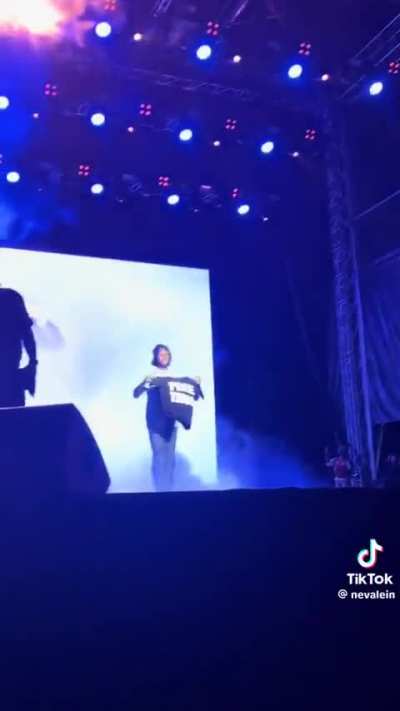 Meek mill waves free thug shirt in Finland