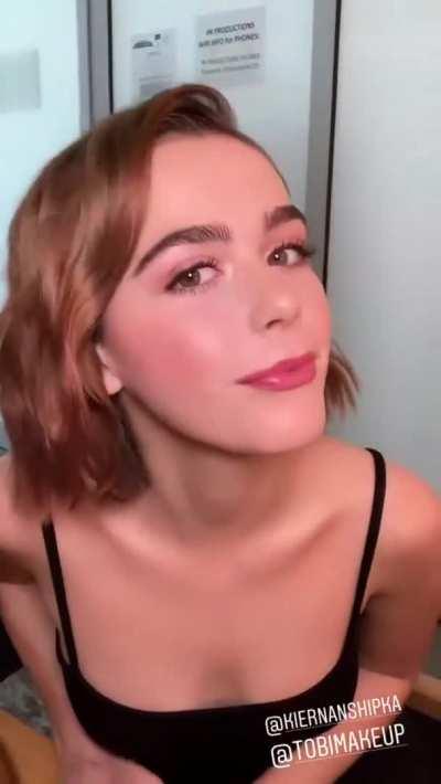 Kiernan shipka's desperation of getting facial
