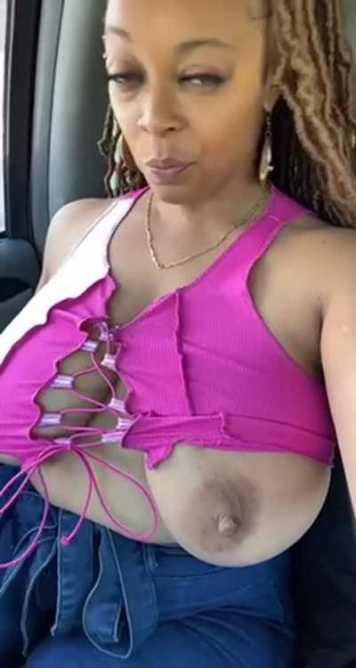 Watch her nipples stand up 😍🔥