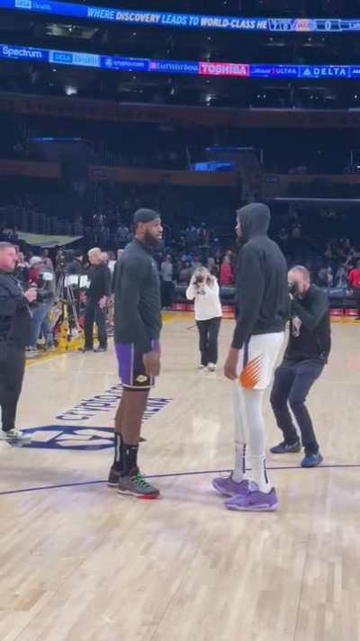 [Highlight] LeBron and KD greet each other prior to Lakers-Suns