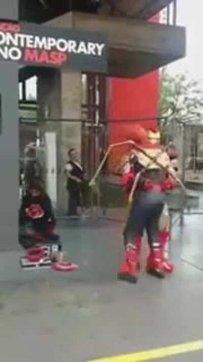 Eu mostro esse vídeo quando me perguntam como é no Brasil