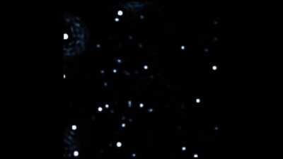 Звезды на орбите сверхмассивной черной дыры в центре нашей галактики. Снимки делались Very Large Telescope в Чили на протяжениии 20 лет.