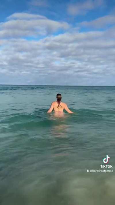 Come for a dip @hardlifeofgoldie