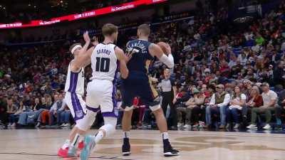 [Highlight] Zion throws up a tough shot over Sabonis and Huerter