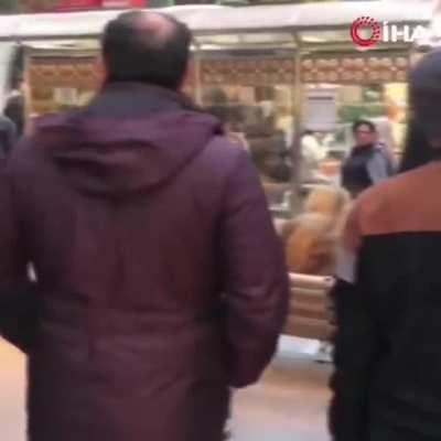 A woman randomly attacks people on the street in Turkey