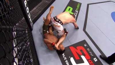 Charles Oliveira submits Eric Wisely with an outstanding reverse calf slicer