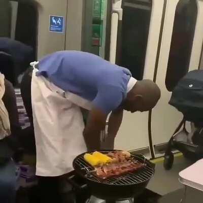 Batendo aquele churras no trem 😎