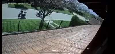 Mar del Plata: Motochorros intentaron robar a un repartidor de Pedidos Ya, cuando el joven ya se daba por robado, un vecino apareció de la nada y puso a los cacos en fuga