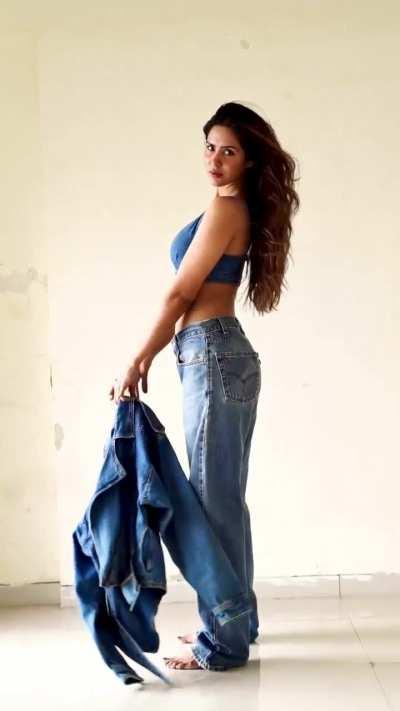 Sonam da duja naam ta S€X B@MB he hona chaida. Mumma dekho yaar ehde kine sexy aa. Kida kida aj ehnu thokan da mood ha?