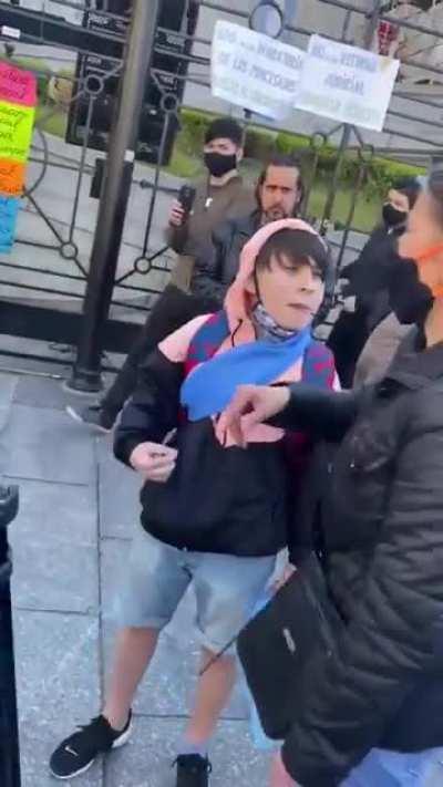 Libertario: El Peronismo adoctrina a los nenes. Also Libertarios: