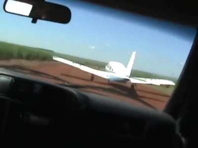 Federal police hits a wing from an airplane that smuggles drugs.