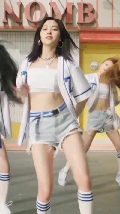 Ryujin ft. Yeji & Chaeryeong 