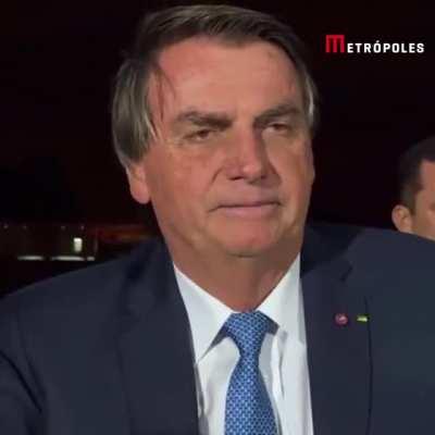 PAOLA ESTAVA CERTA: Presidente cita candidatos que afirmam que vão baixar o combustível pra 3 reais. Apoiadores do cercadinho entendem que Bolsonaro vai baixar pra esse valor agora.