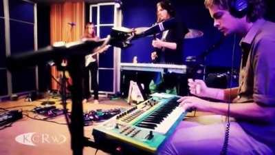 the phaser on kevin's guitar in this performance is glorious. I wish the 2020 mix's guitar was phased like this.