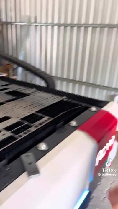 Herrero con cortadora laser