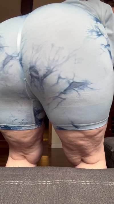 I farted then sat right on your face. This huge MILF ass is gonna be the last thing you see before you black out from bliss. Don’t fight it, just breathe me in and let go. 💨 😈