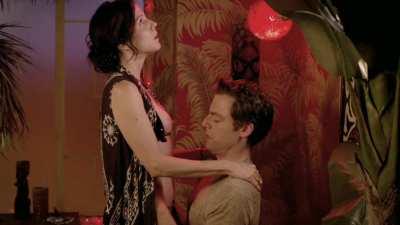 Who wanna spank her like that? What would we do if there's no HBO and hot actresses likeMary-Louise Parker...