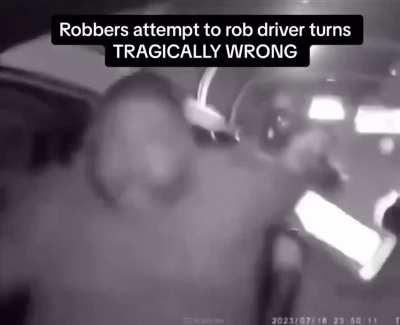 Man being robbed decides to do an uno reverse