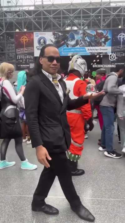 Perfectly reverse walking at a cosplay event