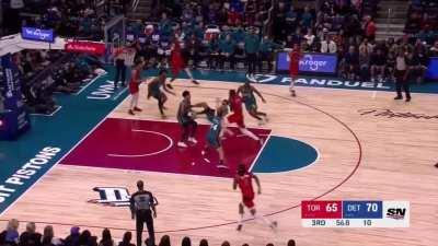 [Highlight] Pascal Siakam crosses up Isaiah Livers to the floor, then finishes the And-1!