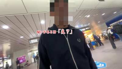 (Super Dominator RIKI) Man caught filming women’s skirts with hidden camera in Japanese train station