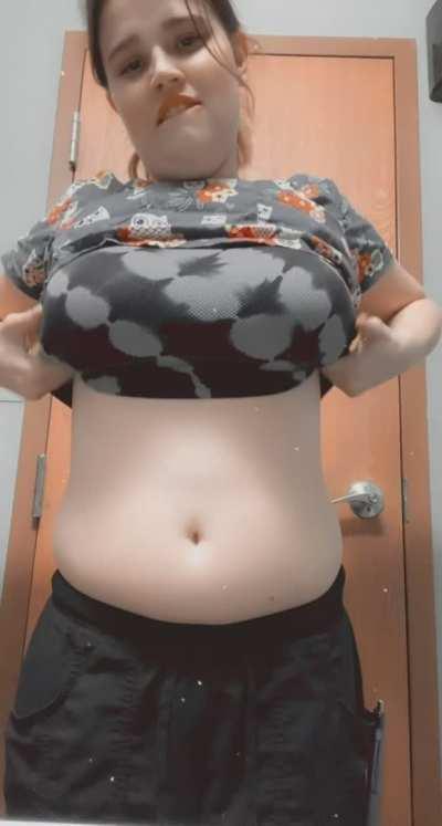 Secret slow-no titty drop 😍😈 Don’t tell my boss... Shhhh 😋🐆🤫