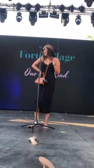 Unforgettable & barefoot