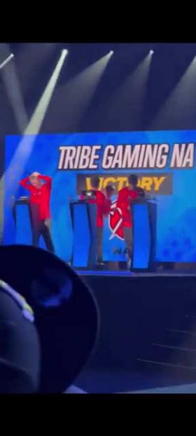 toxic zoulan dances infront of sk after he wins