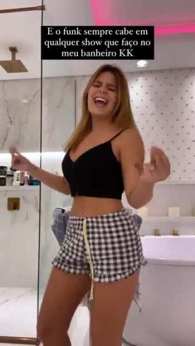 Viih rebolando essa raba dela 🥵