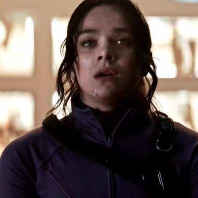 Want Hailee Steinfeld to ride me like this