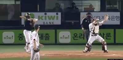 Catcher Yoo Kang-nam asking the 3B umpire on Kang Baek-ho's check swing.