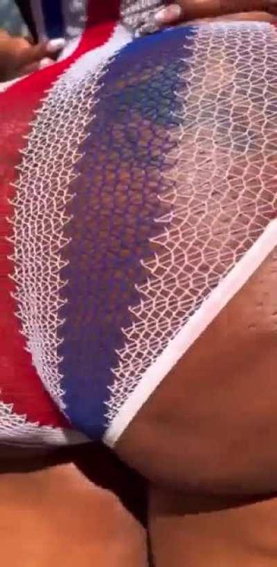 Pool side baddie 🇺🇸