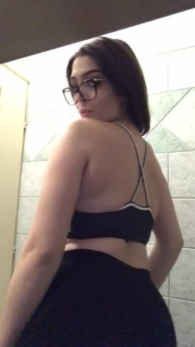 hey guys i have 19 year 😈 i am very horny come fuck me 💋