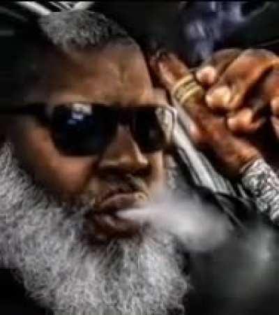 bugingim palace!!! the queen is dead!!!!! ding dong