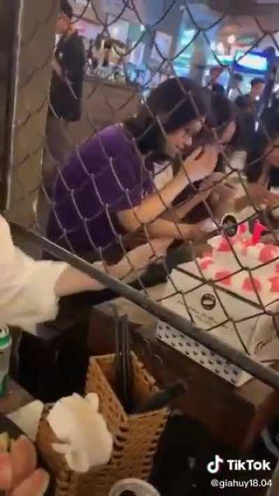 Клиент на терапию согласно курсу Сюткина