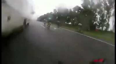 Ciclistas casi protagonizan una tragedia en la Panamericana