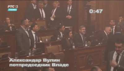 Vulin čak i u situaciji nikad viđenog haosa i neverovatne moronske konkurencije uspeva da bude najveći moron koji objašnjava da žene znaju šta s jajima. Inače, potpredsednik Vlade Republike Srbije.