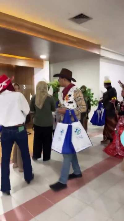 Indonesians right now: chaos, protest, corruption. Also Indonesian: