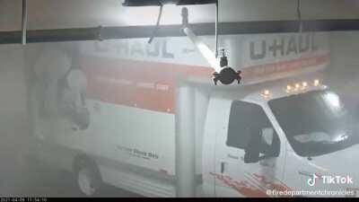 Person tries to maneuver a uhaul without proper overhead clearance