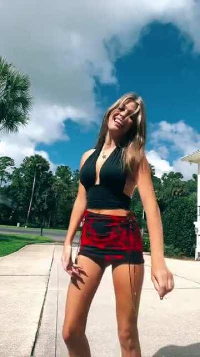 Tiktok Girl without panty