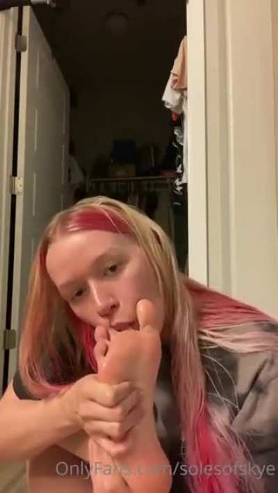 Skyesoles self foot worship