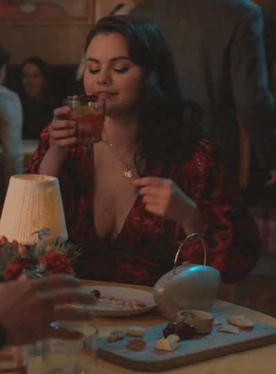 Selena Gomez's massive mommy milkers keep getting better & better