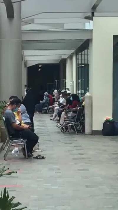 RS + UGD Full, pasien duduk antri sambil bawa tabung oksigen (cindy.xiee @TikTok)