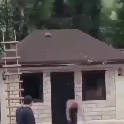 Прыжок с крыши в бассейн