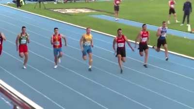Stray cat sprints across finish line during 100m race in İstanbul